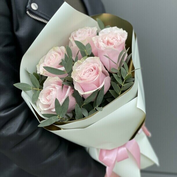 Роза с зеленью, артикул F1304035 - 2640 рублей, доставка по городу. Flawery - доставка цветов