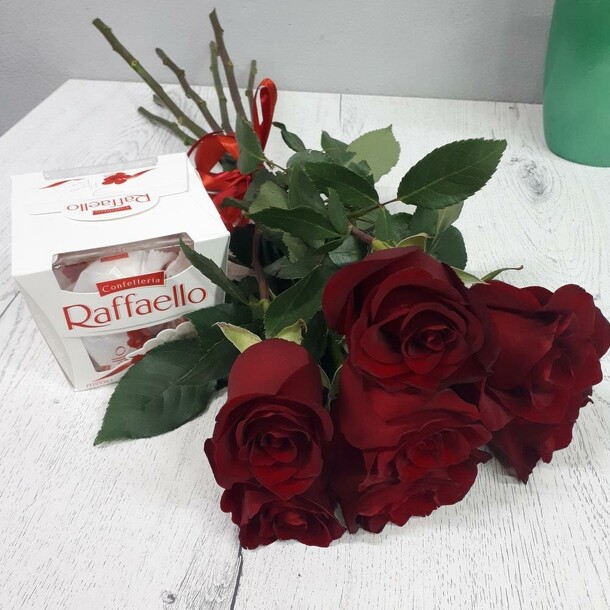 Розы с raffaello, артикул F1305896 - 5115 рублей, доставка по городу. Flawery - доставка цветов