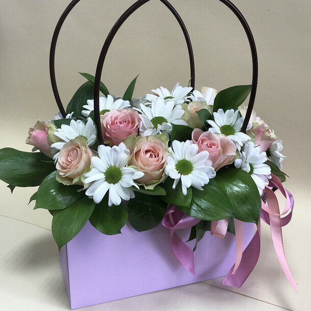 Композиция в сумочке, артикул F1320084 - 4433 рублей, доставка по городу. Flawery - доставка цветов
