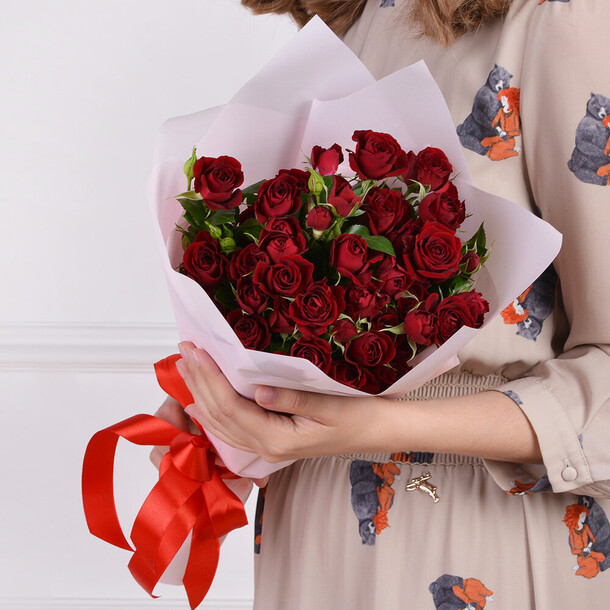 Красная кустовая роза, артикул F1326776 - 4378 рублей, доставка по городу. Flawery - доставка цветов