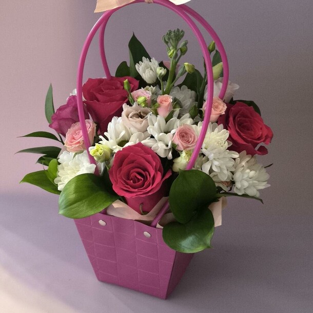 Композиция в сумочке, артикул F1384221 - 3850 рублей, доставка по городу. Flawery - доставка цветов