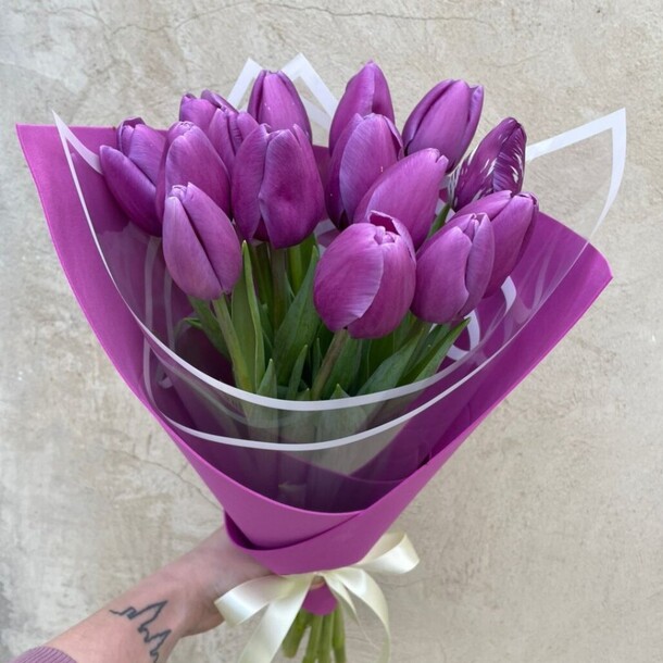 15 фиолетовых тюльпанов, артикул F1388726 - 5192 рублей, доставка по городу. Flawery - доставка цветов