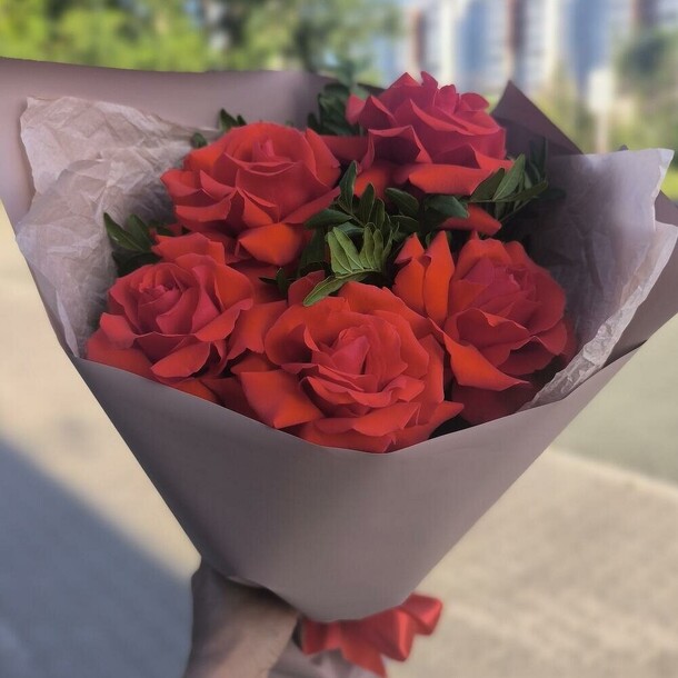 Букет 5 алых французских роз, артикул F1432648 - 3104 рублей, доставка по городу. Flawery - доставка цветов