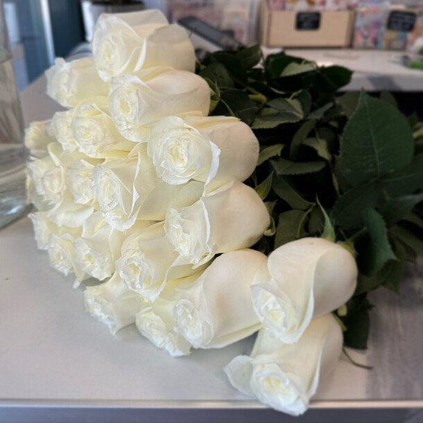 Белые розы, артикул F1307188 - 10780 рублей, доставка по городу. Flawery - доставка цветов