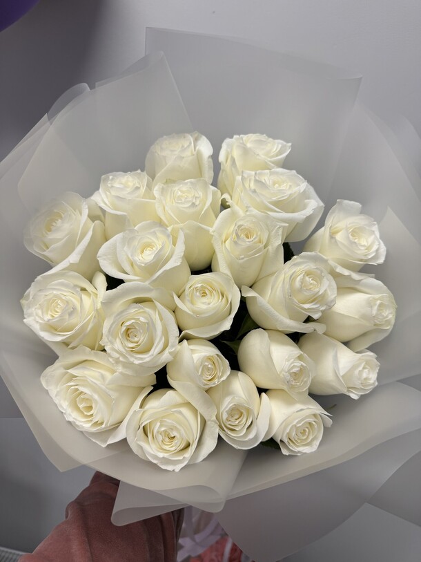 21 белая роза, артикул F1338733 - 7150 рублей, доставка по городу. Flawery - доставка цветов