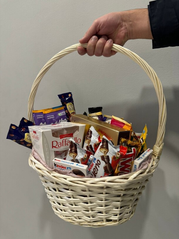 Шоколадная корзина, артикул F1343892 - 11800 рублей, доставка по городу. Flawery - доставка цветов