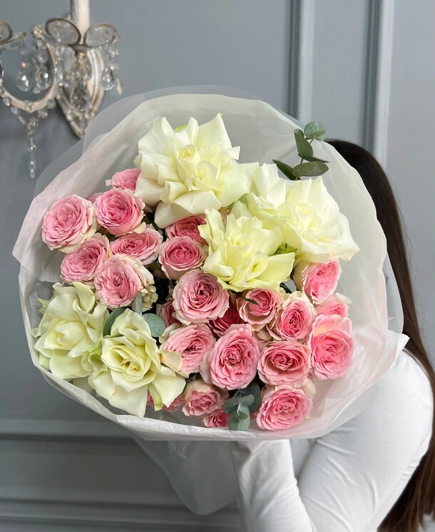 Букет «клубничное молоко» s, артикул F1303225 - 4760 рублей, доставка по городу. Flawery - доставка цветов