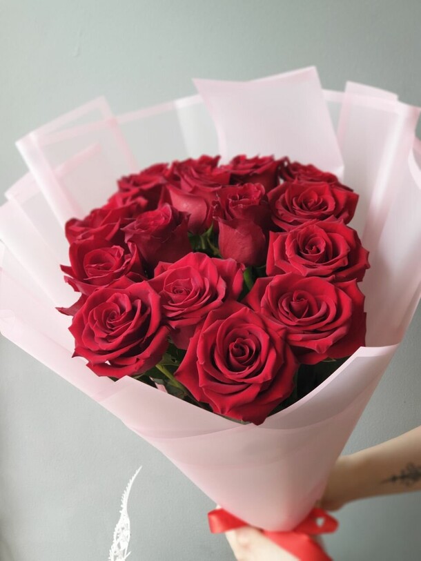 15 красных роз, артикул F1276981 - 8300 рублей, доставка по городу. Flawery - доставка цветов