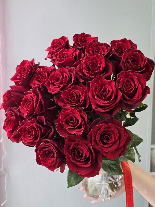 Букет из 21 бордовой розы, артикул F1331312 - 13500 рублей, доставка по городу. Flawery - доставка цветов