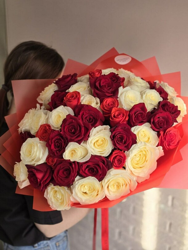 51 роза, артикул F1416792 - 27500 рублей, доставка по городу. Flawery - доставка цветов