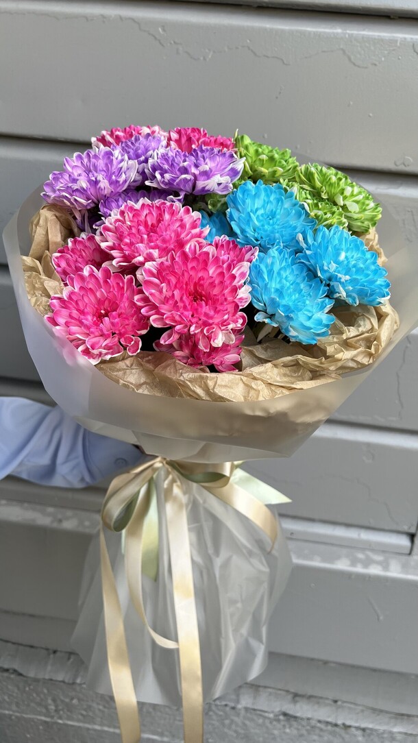 Букет цветных хризантем, артикул F1437428 - 3900 рублей, доставка по городу. Flawery - доставка цветов