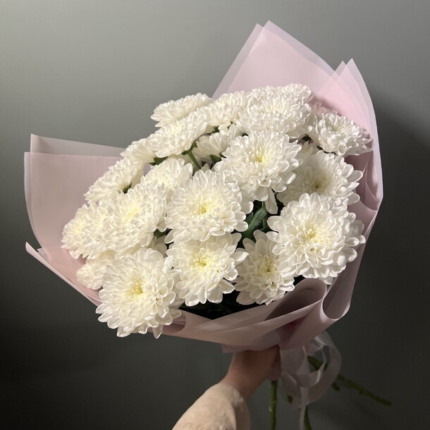 Букет белых хризантем «нежное послание », артикул F1447207 - 2500 рублей, доставка по городу. Flawery - доставка цветов