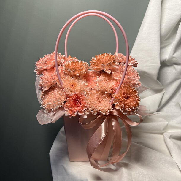 Сумочка персиковых хризантем, артикул F1447208 - 4000 рублей, доставка по городу. Flawery - доставка цветов