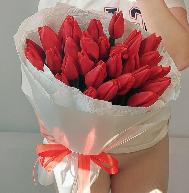 33 тюльпана, артикул F1533175 - 13000 рублей, доставка по городу. Flawery - доставка цветов