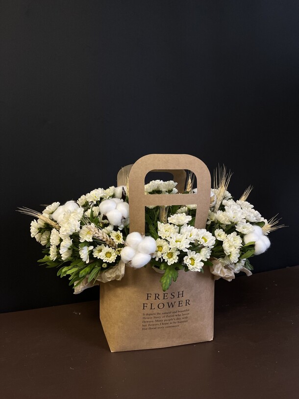 Композиция в крафт сумке из ромашек, артикул F1304882 - 4970 рублей, доставка по городу. Flawery - доставка цветов