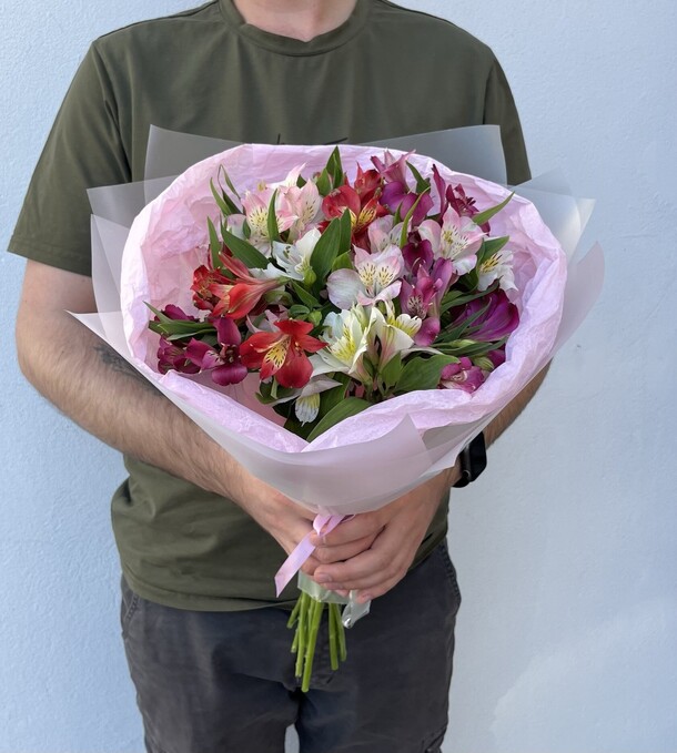 Букет разноцветных алтстромерий, артикул F1336177 - 3290 рублей, доставка по городу. Flawery - доставка цветов