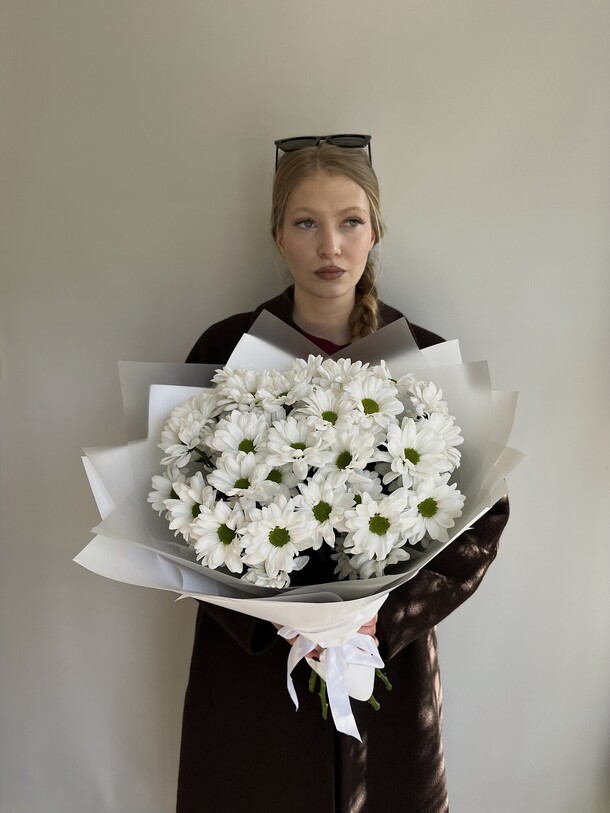 Букет ромашковых хризантем, артикул F1403144 - 3850 рублей, доставка по городу. Flawery - доставка цветов