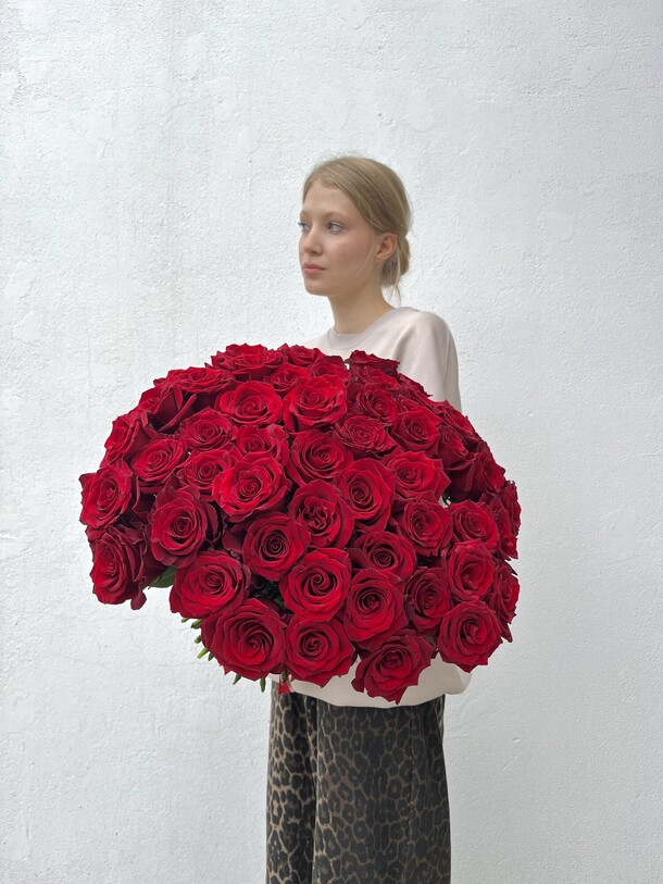 51 красная роза эксплорер, артикул F1428102 - 13850 рублей, доставка по городу. Flawery - доставка цветов