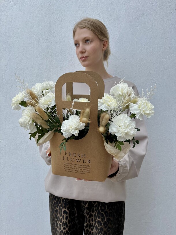 Сумочка с белыми диантусами, артикул F1430661 - 3590 рублей, доставка по городу. Flawery - доставка цветов