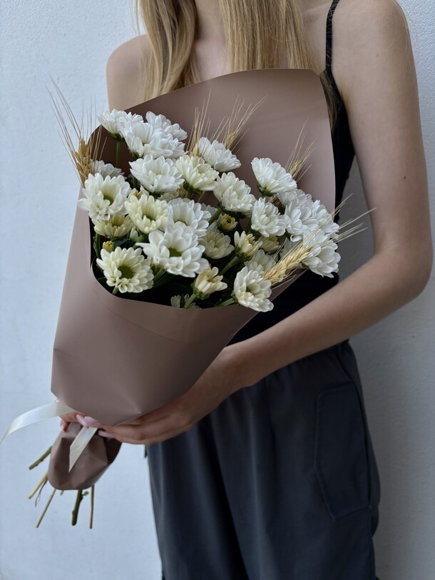 Букет ромашек s, артикул F1450952 - 1390 рублей, доставка по городу. Flawery - доставка цветов