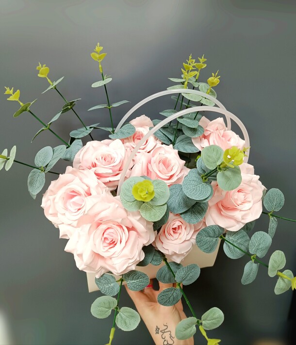 Розы и эвкалипт, артикул F1282712 - 4173 рублей, доставка по городу. Flawery - доставка цветов