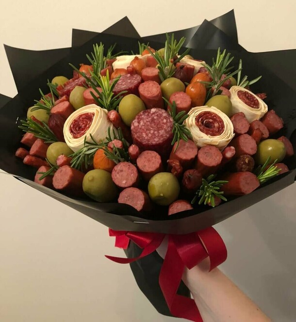 Съедобный букет с колбасками, артикул F1285580 - 8492 рублей, доставка по городу. Flawery - доставка цветов