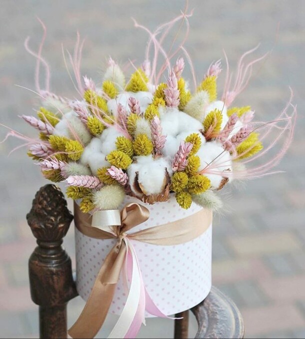 Букет с хлопком в шляпной коробке, артикул F1286526 - 11859 рублей, доставка по городу. Flawery - доставка цветов