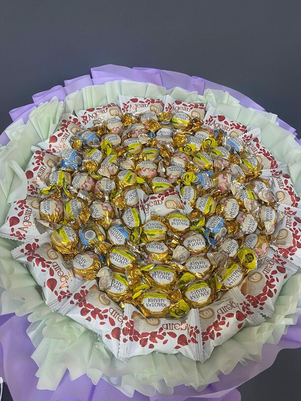 Букет из конфет, артикул F1287397 - 7467 рублей, доставка по городу. Flawery - доставка цветов