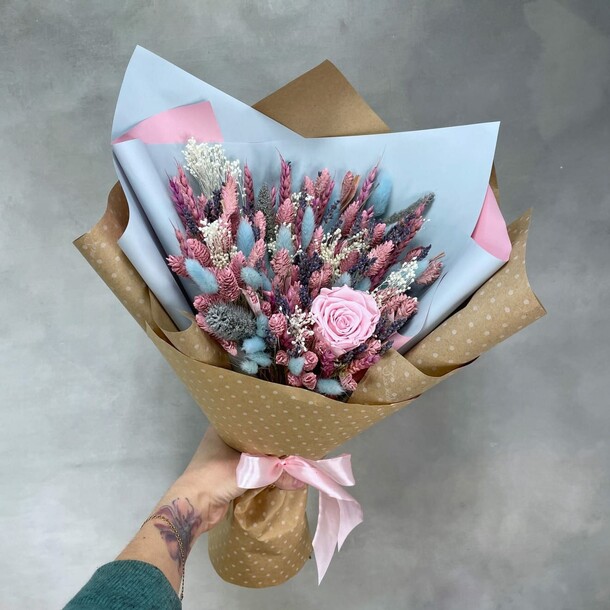 Букет сухоцветов с розой, артикул F1288403 - 8785 рублей, доставка по городу. Flawery - доставка цветов