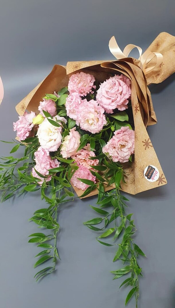 Букет из эустомы с рускусом, артикул F1342768 - 9917 рублей, доставка по городу. Flawery - доставка цветов