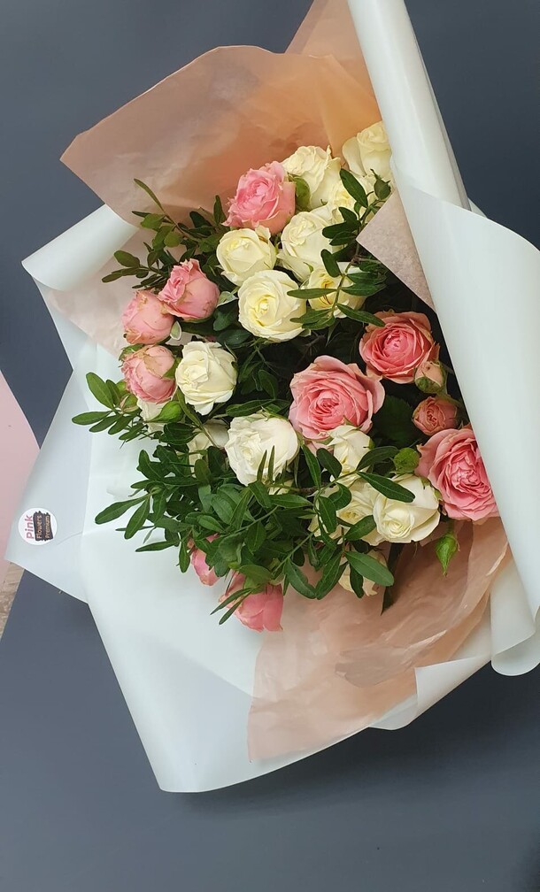 Букет кустовых роз с зеленью, артикул F1342776 - 8704 рублей, доставка по городу. Flawery - доставка цветов