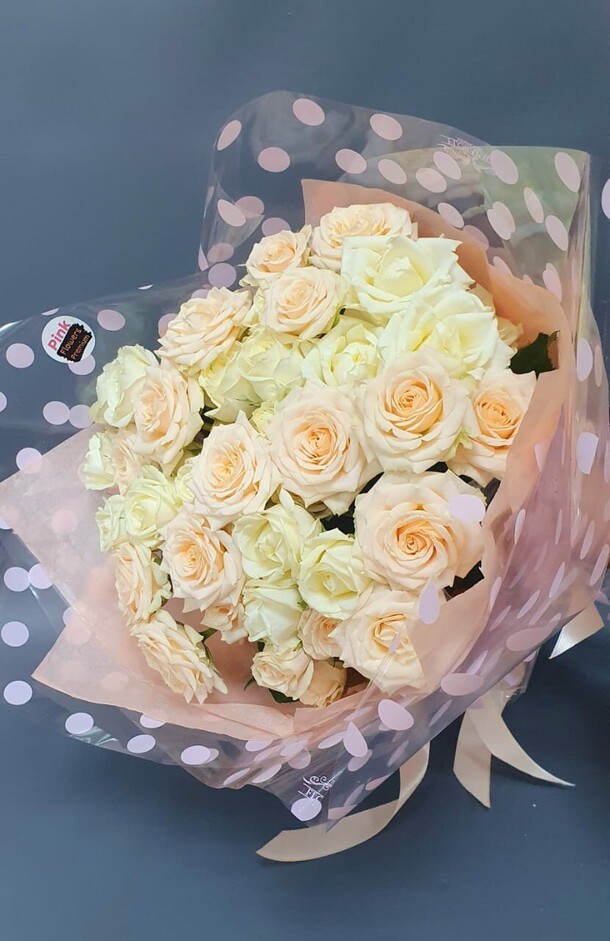 Букет белых роз, артикул F1343627 - 9517 рублей, доставка по городу. Flawery - доставка цветов