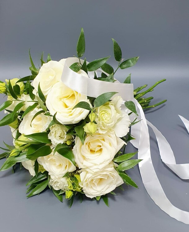 Букет невесты из роз и рускуса, артикул F1343639 - 12870 рублей, доставка по городу. Flawery - доставка цветов
