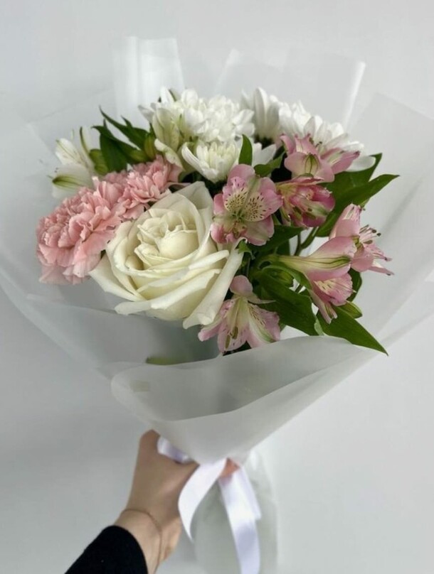 Авторский букет «белая роза», артикул F1345163 - 3114 рублей, доставка по городу. Flawery - доставка цветов