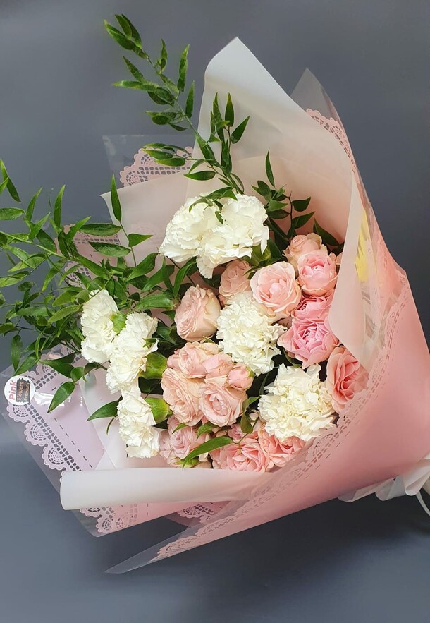 Букет из роз и гвоздик, артикул F1346204 - 7002 рублей, доставка по городу. Flawery - доставка цветов