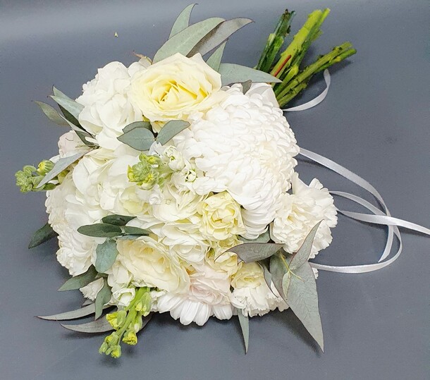 Букет невесты «снежана», артикул F1348455 - 13837 рублей, доставка по городу. Flawery - доставка цветов