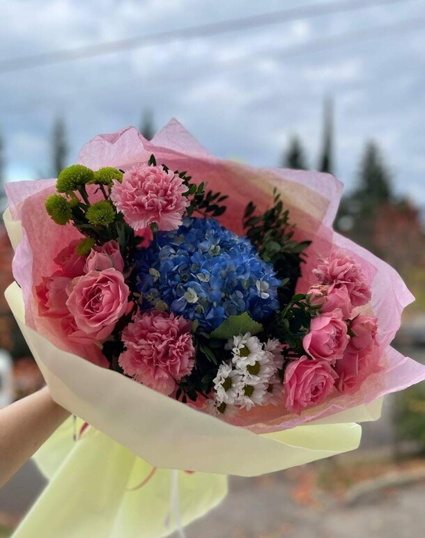 Авторский букет «нежный комплимент», артикул F1348715 - 8918 рублей, доставка по городу. Flawery - доставка цветов