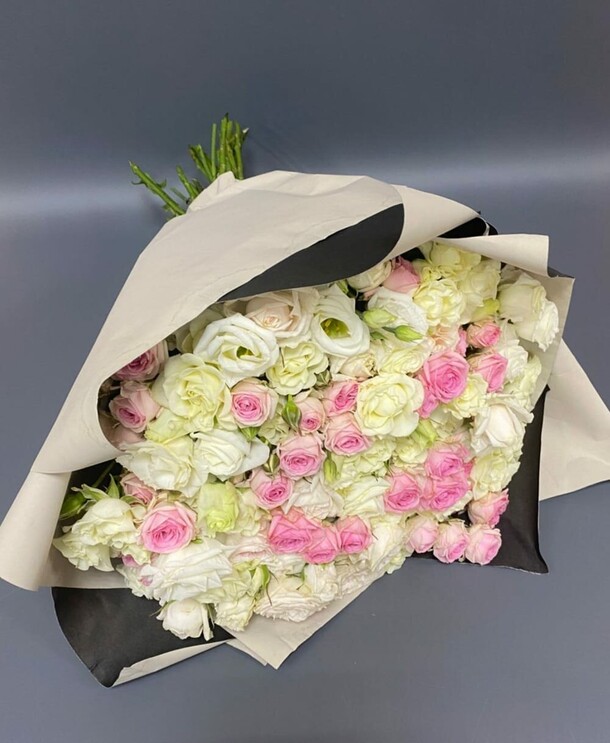 Букет кустовых роз, артикул F1350108 - 31944 рублей, доставка по городу. Flawery - доставка цветов