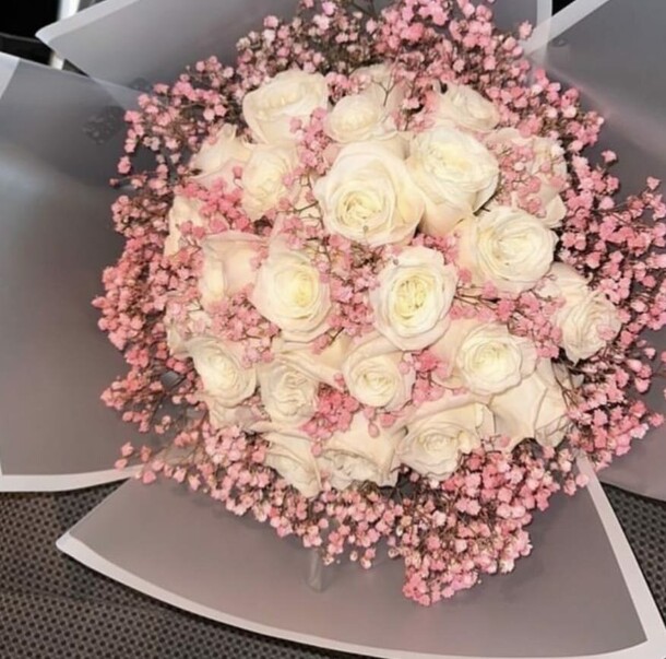 Букет из роз и гипсофил, артикул F1357529 - 21030 рублей, доставка по городу. Flawery - доставка цветов