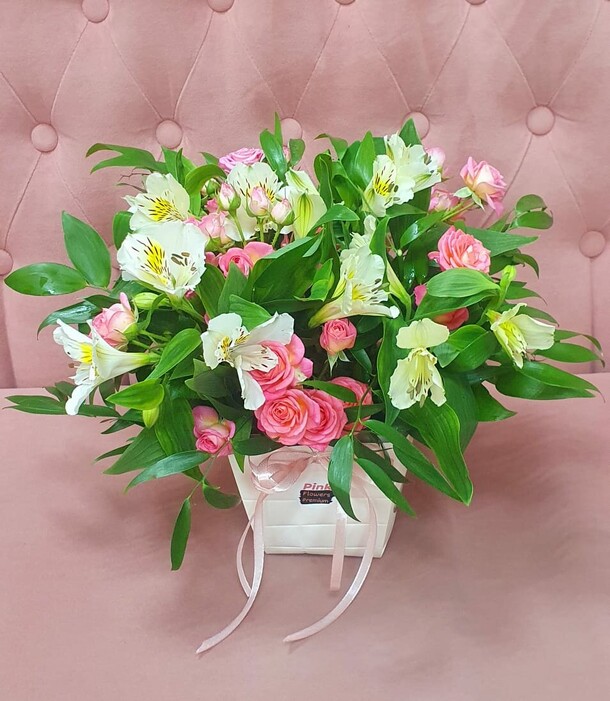 Букет из роз и альстромерий, артикул F1359665 - 5590 рублей, доставка по городу. Flawery - доставка цветов