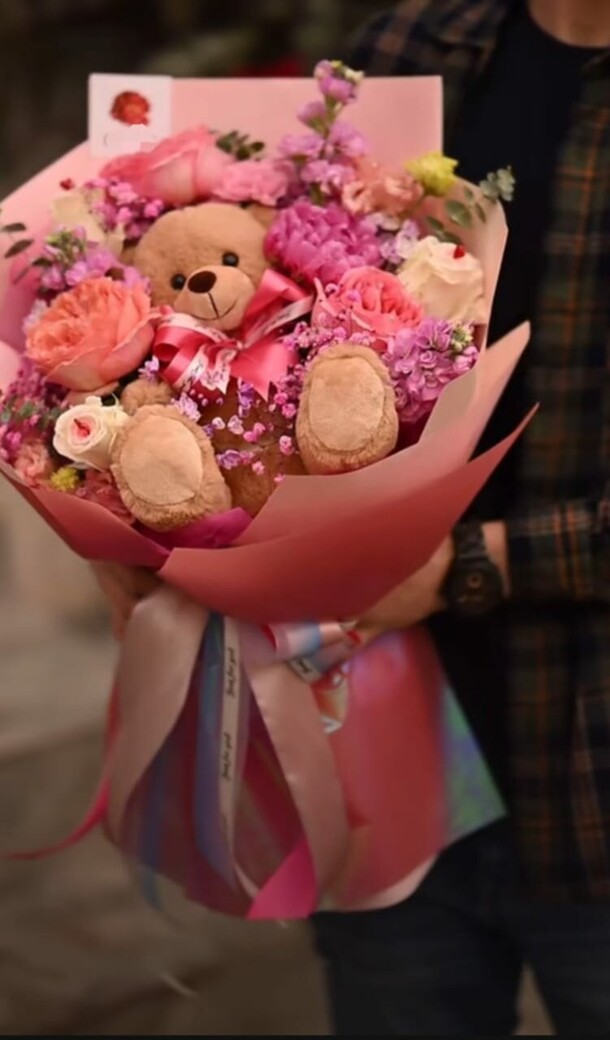 Букет с мягкой игрушкой, артикул F1359675 - 11540 рублей, доставка по городу. Flawery - доставка цветов