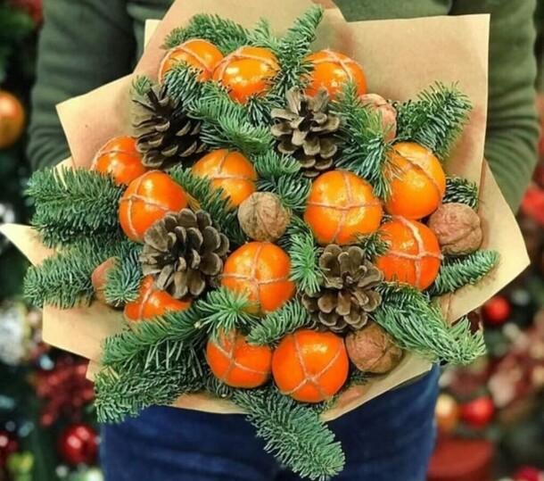 Букет с мандаринами и шишками, артикул F1360219 - 5723 рублей, доставка по городу. Flawery - доставка цветов