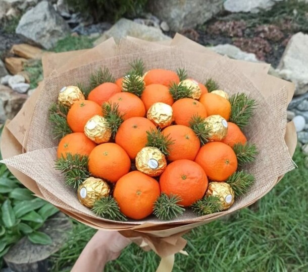 Букет с конфетами и мандаринами, артикул F1360231 - 6788 рублей, доставка по городу. Flawery - доставка цветов