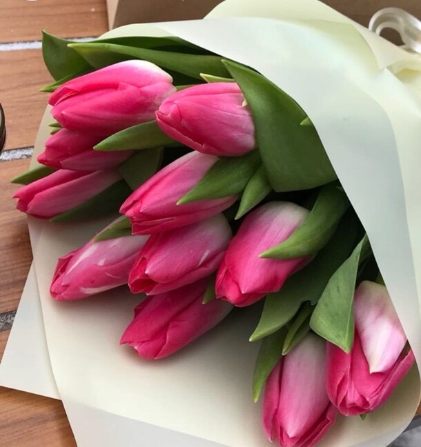 Букет тюльпанов 11 шт, артикул F1371748 - 4364 рублей, доставка по городу. Flawery - доставка цветов