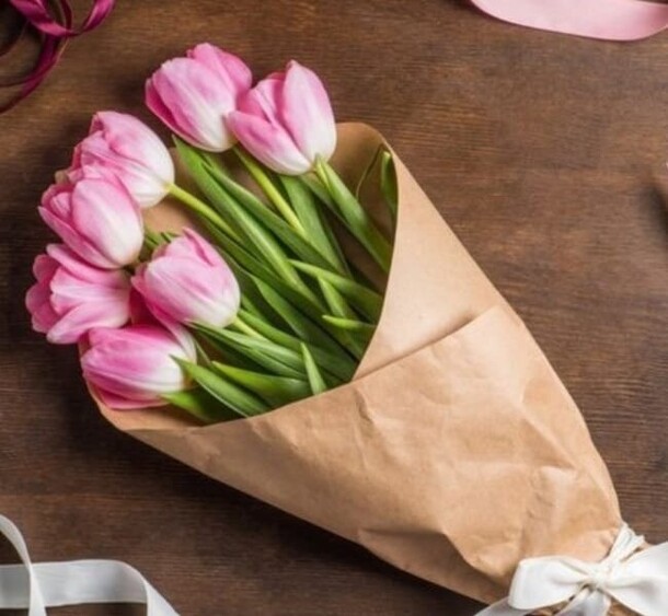 Букет тюльпанов в крафте, артикул F1372158 - 2636 рублей, доставка по городу. Flawery - доставка цветов