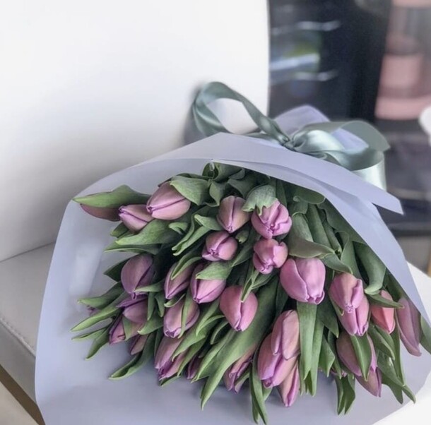 Букет фиолетовых тюльпанов, артикул F1372410 - 10273 рублей, доставка по городу. Flawery - доставка цветов