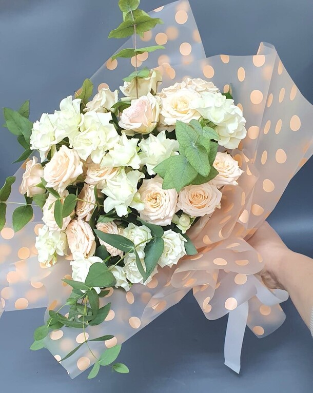 Букет нежных кустовых роз, артикул F1372906 - 5964 рублей, доставка по городу. Flawery - доставка цветов