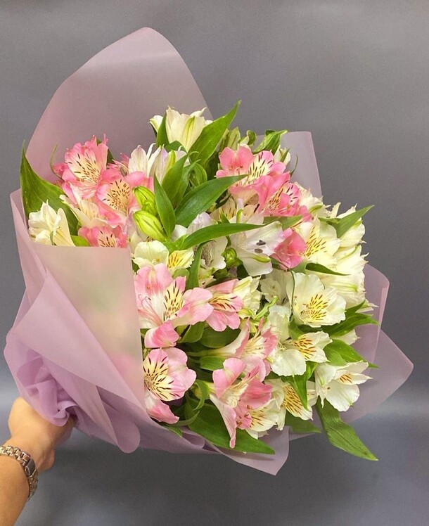 Букет альстромерий, артикул F1372913 - 4637 рублей, доставка по городу. Flawery - доставка цветов