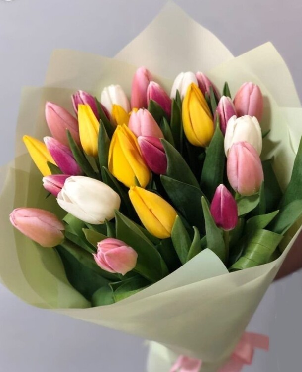 Букет тюльпанов «яркая весна», артикул F1372919 - 7409 рублей, доставка по городу. Flawery - доставка цветов