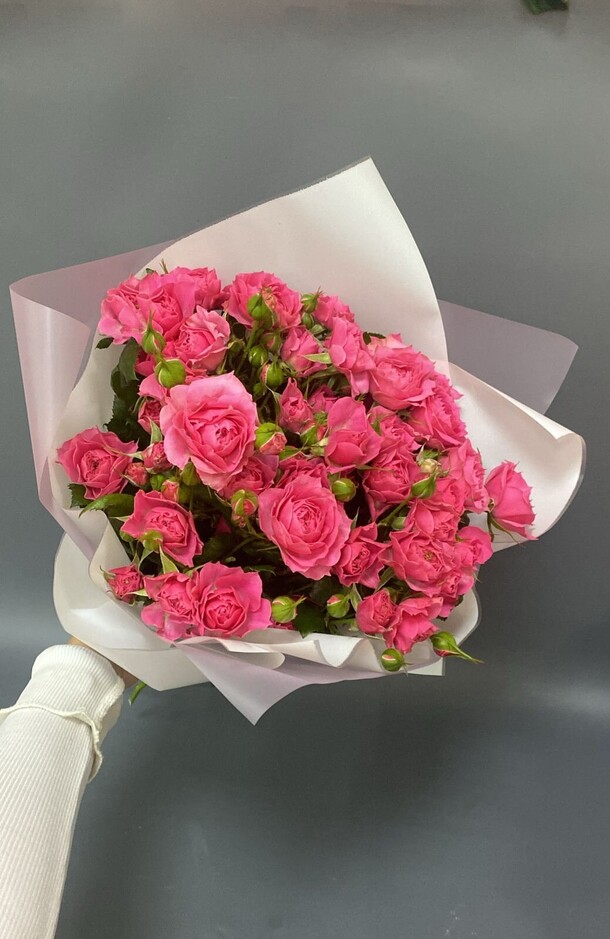 Букет кустовых роз, артикул F1378889 - 7173 рублей, доставка по городу. Flawery - доставка цветов